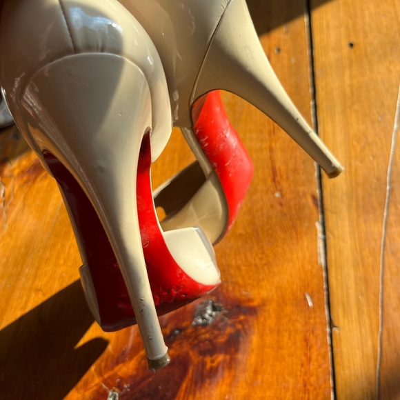 Sexy Christian Louboutin peeptoe cream patent leather heels - Picture 7 of 9